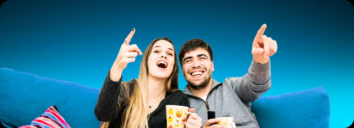 Evinde internet keyfi süren bir çift